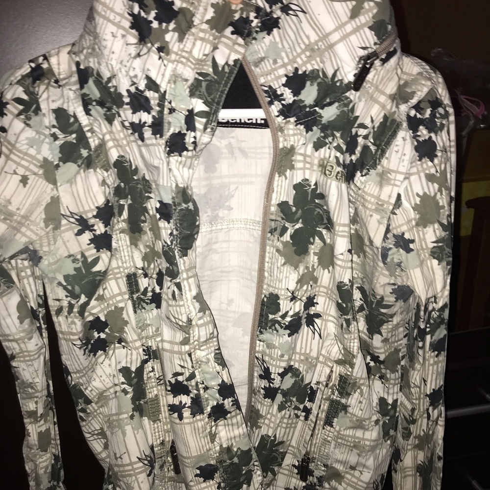 BENCH windbreaker in size small